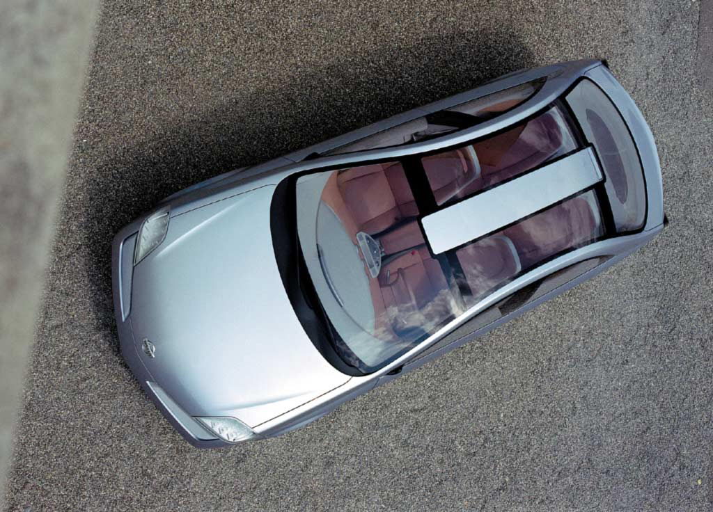 Nissan Fusion 2000 002.jpg